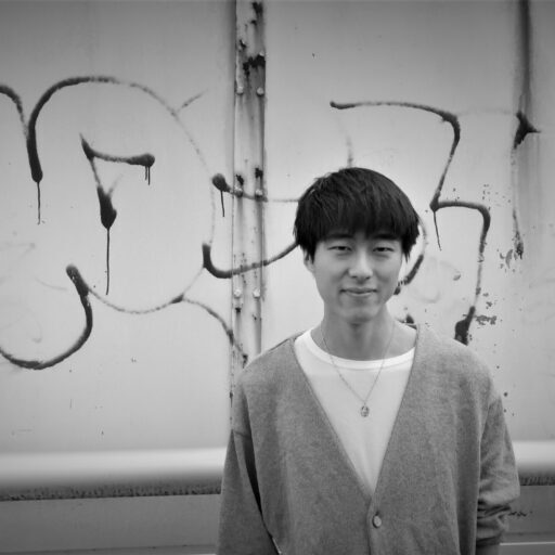 背景がモノクロのアーティスト写真